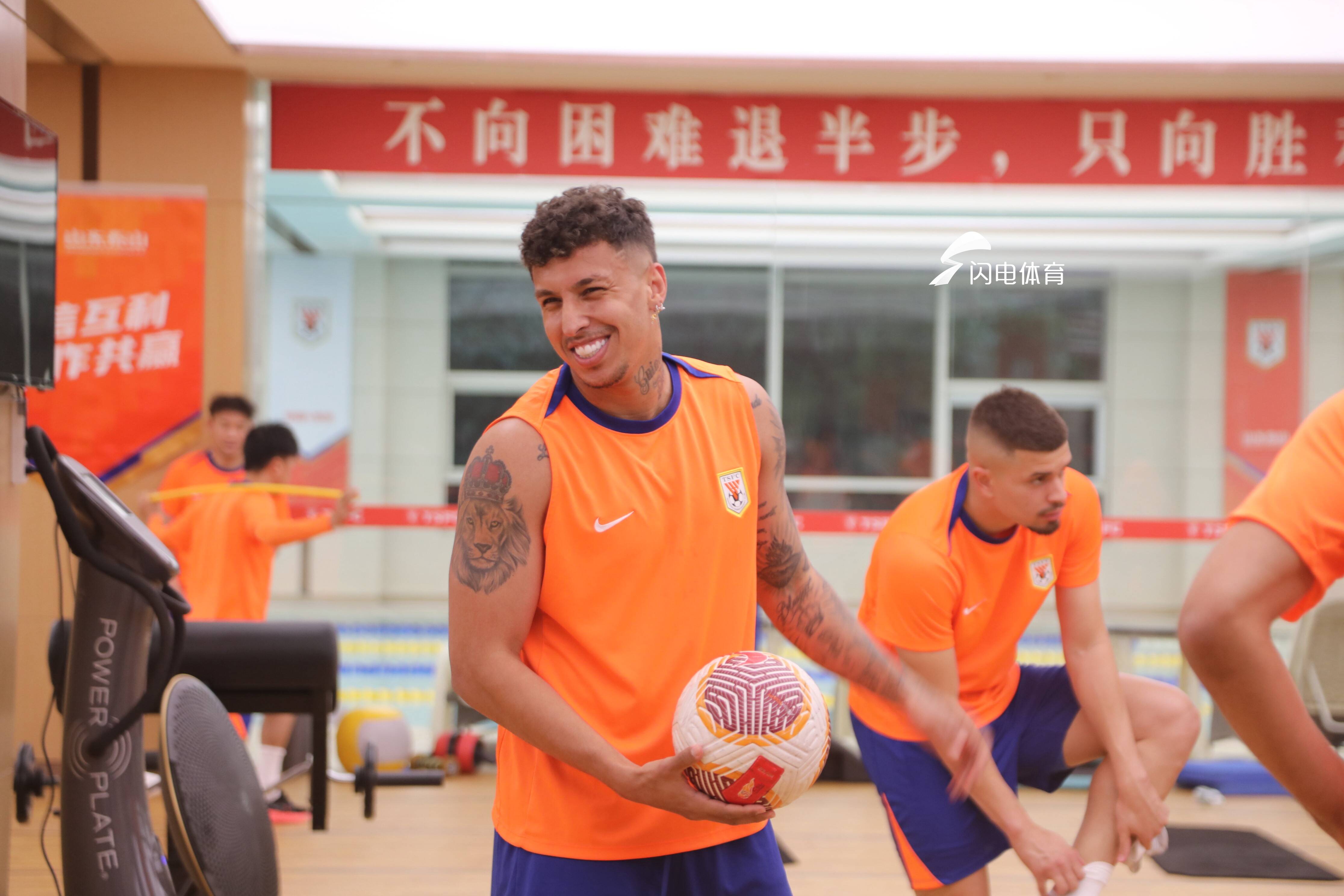 NG体育-篮球半决赛，漠南闪电队与齐鲁玄武队读秒扳平，体能对抗拉满！外援联手发威的简单介绍