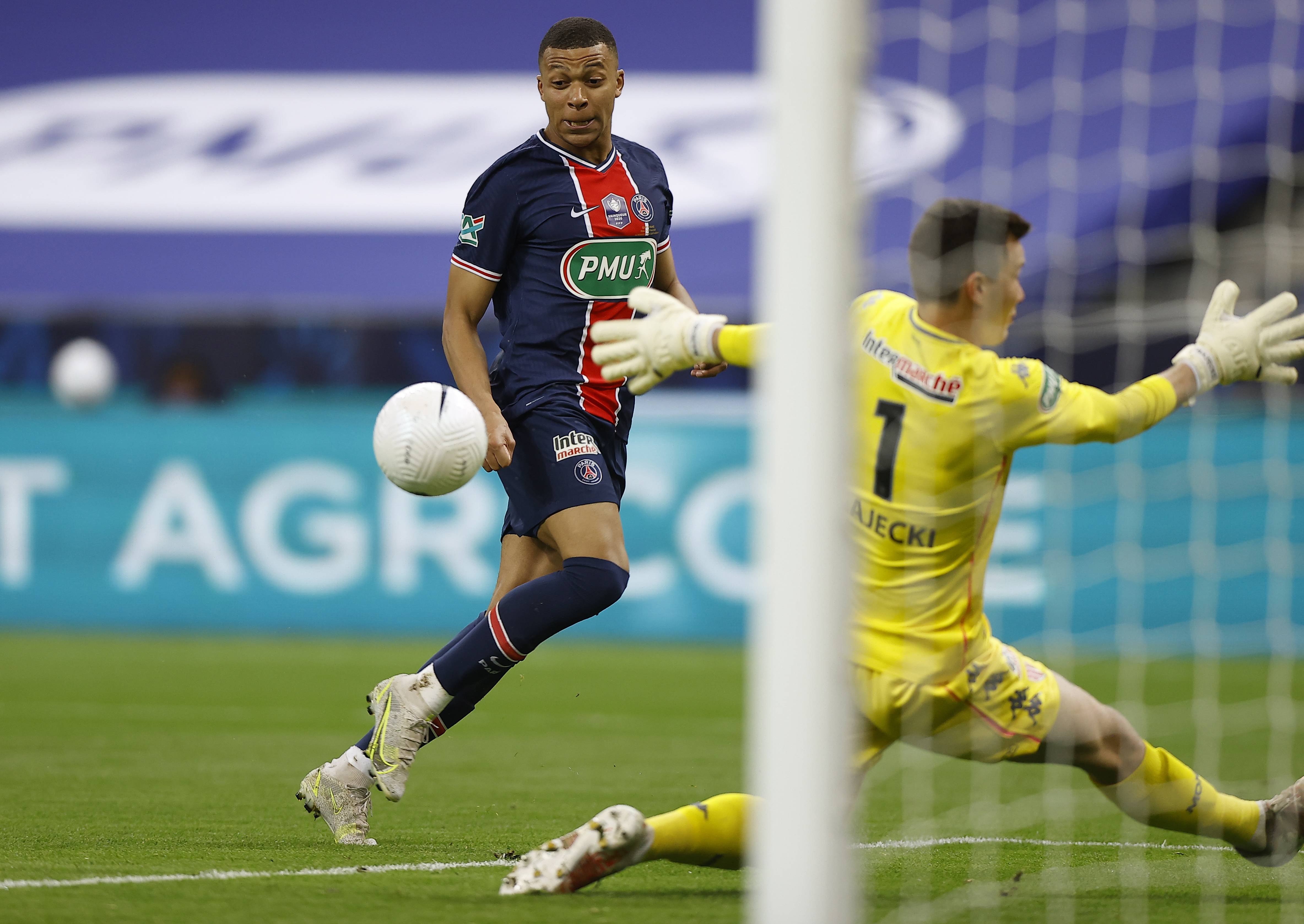 南宫体育-包含转折点摩纳哥回应争议；法国杯集结日攻防权衡；球迷炸锅；高层口径保持一致的词条