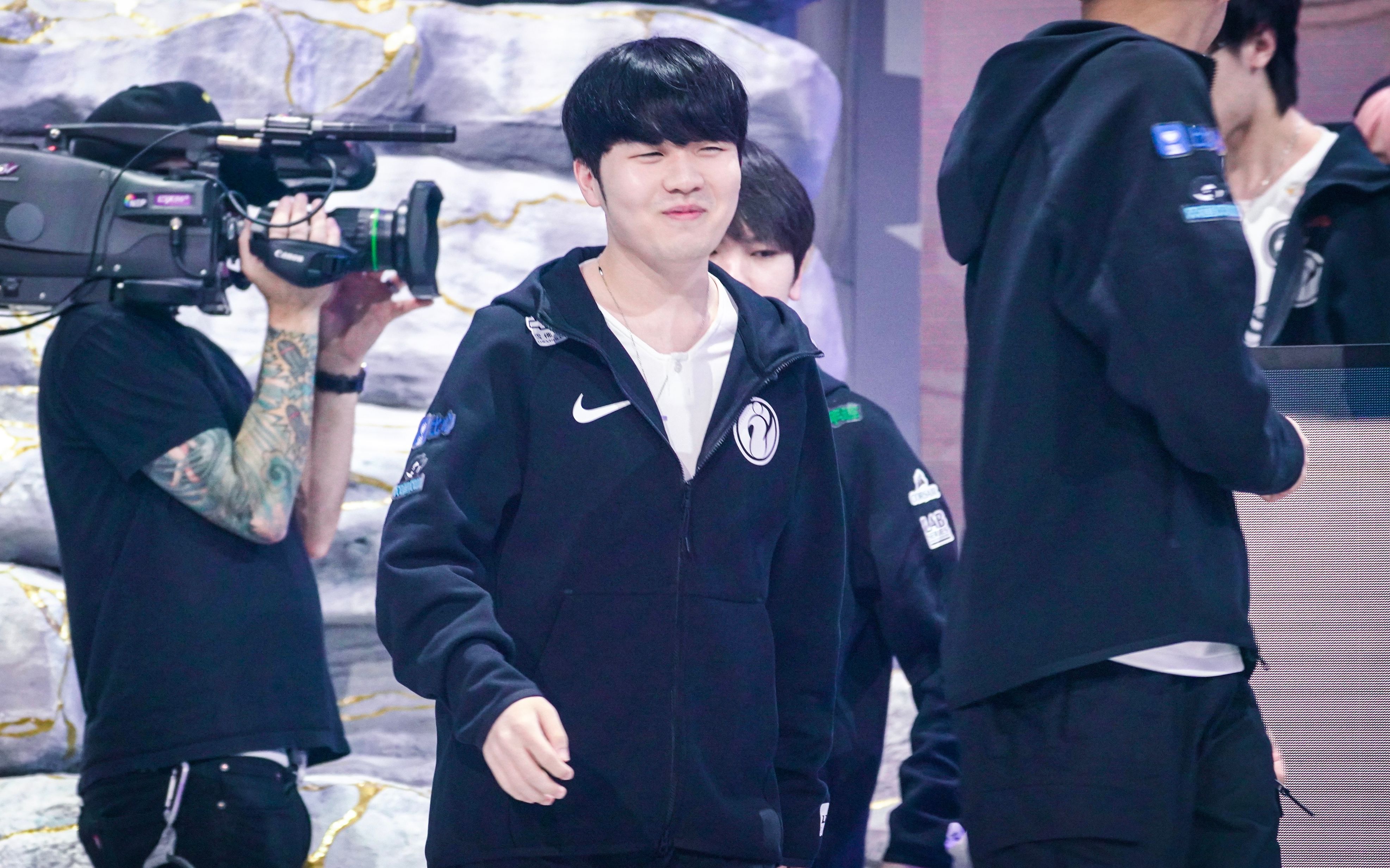 NG体育-Rookie回归赛场，高光表现首场状态亮眼，IG观众沸腾！的简单介绍