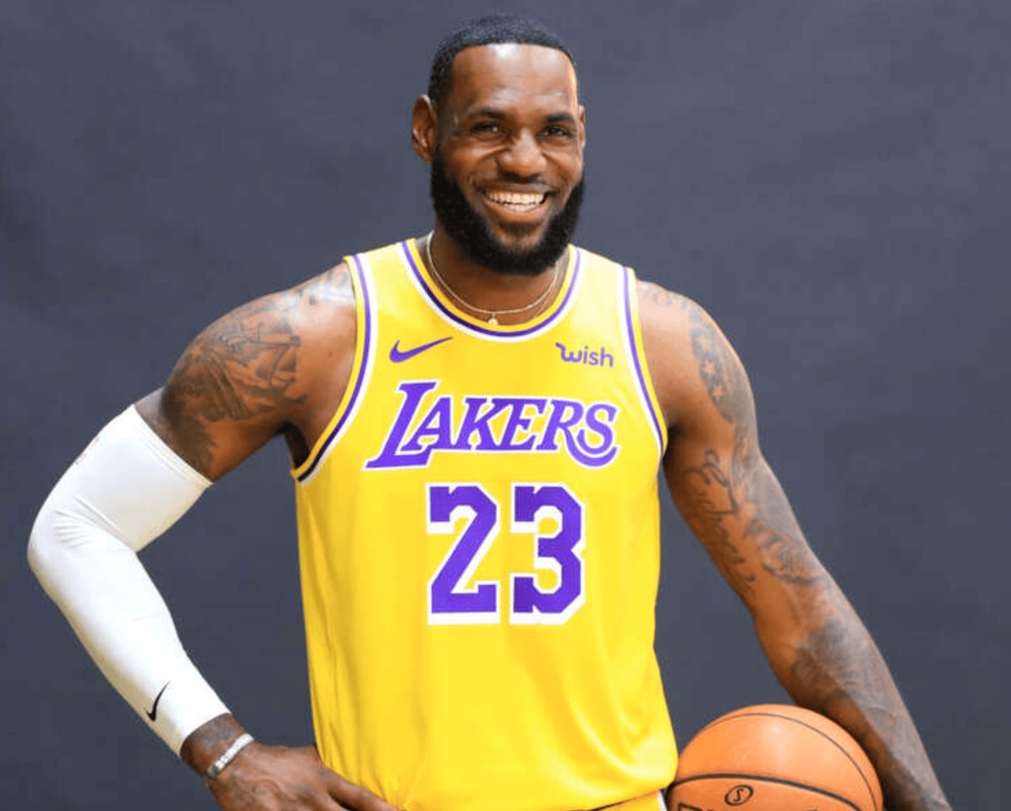 南宫体育-詹姆斯在DWG比赛中高光表现，回归赛场引发热议！的简单介绍